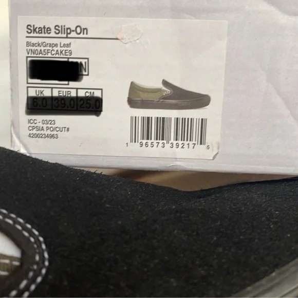 Vans Men’s Skate Slip-On Black/Grape Leaf
VN0A5FCAKE9
Sneakers - Picture 16 of 16